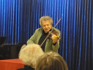 Bild von Igor Loboda beim Soloauftritt mit Violine